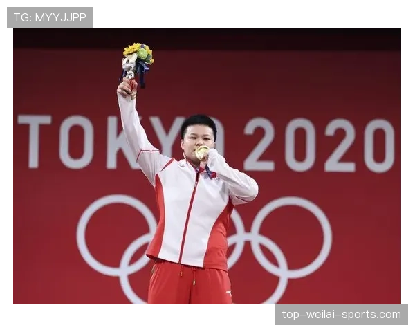 汪周雨上场像战神，退场背着那只破旧行李袋回公寓，这反差我笑到停不下来